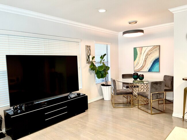 Building Photo - 7236 Oakdale Ave