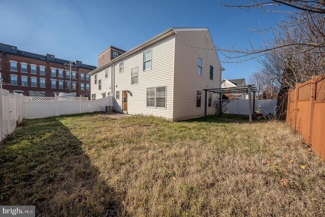 Building Photo - 1331 S Lawrence St