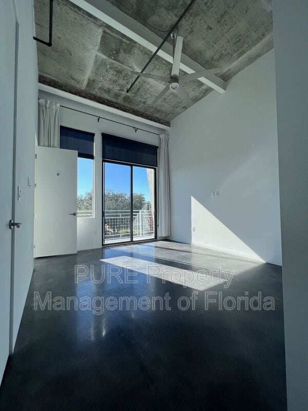 Building Photo - 302 SE Broadway St