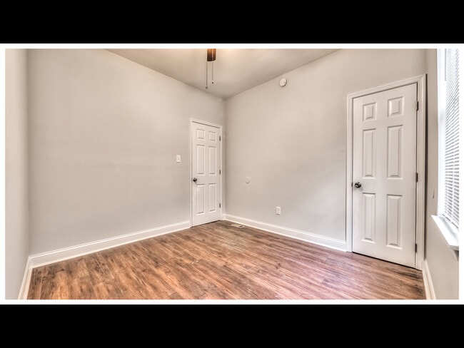 Building Photo - 810 Brooks Ln
