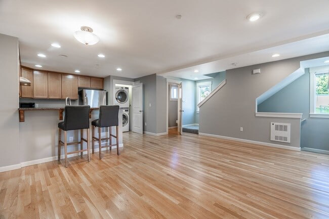 Building Photo - 2bd/2.5ba Seattle Townhome