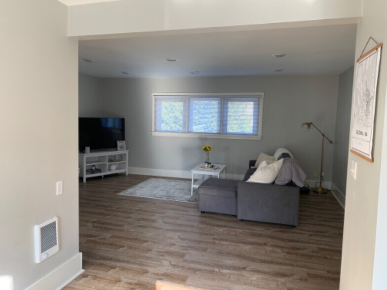 Building Photo - 2108 N Oakes St