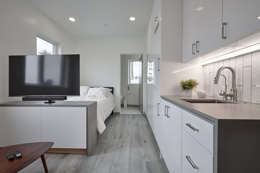 Building Photo - 2929 S La Brea Ave