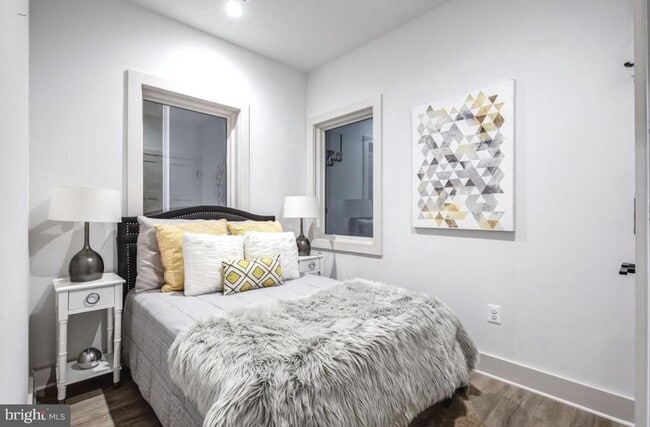 Building Photo - 256 15th St SE