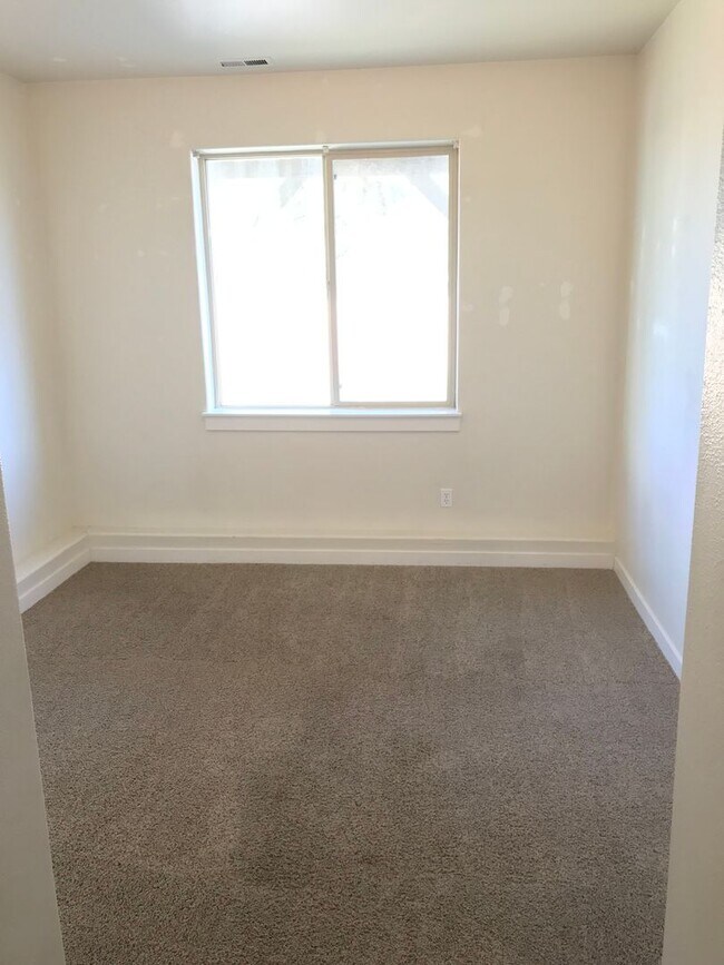 Building Photo - Hard to find 4 Bed, 3 Full Bath Home