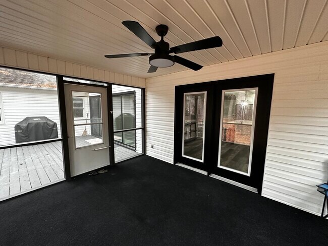 Building Photo - 440 Lobelia Dr