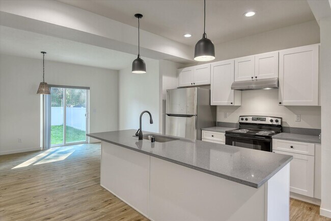 Building Photo - E. 7th Duplex