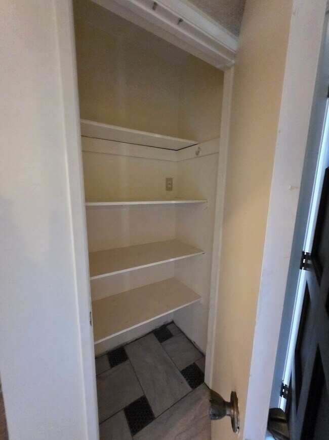 Building Photo - 3824 Christmas Tree Ln