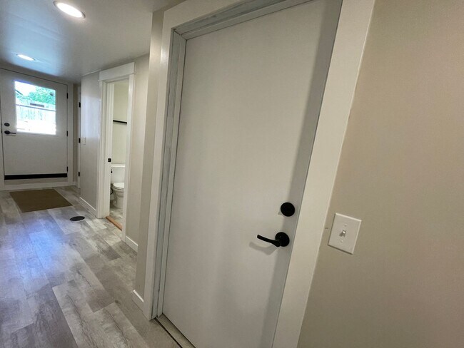 Building Photo - Fantastic Newly Remodeled Lower Unit in Buckman with Washer/Dryer