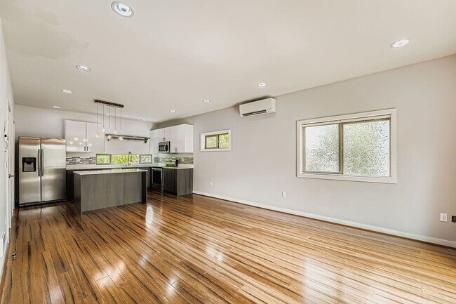 Building Photo - Modern 2-Bed, 2-Bath Townhome with Air-Conditioning in Rainier Beach