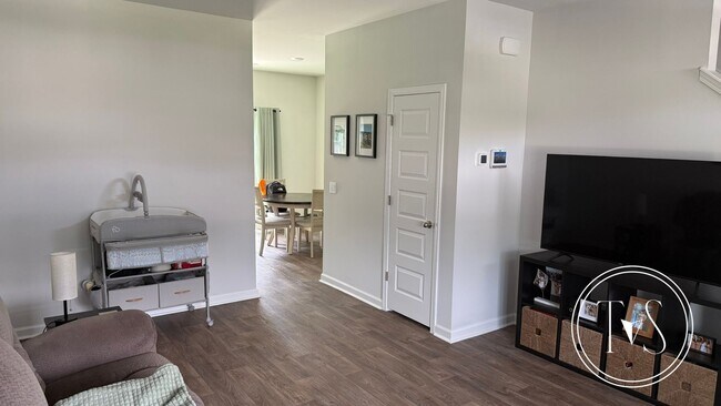 Building Photo - RATE DROP ALERT! (was $2240/month)