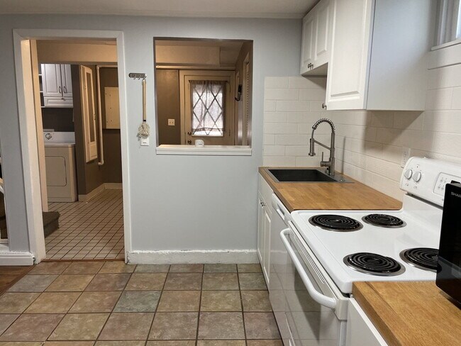 Building Photo - Spacious 1,000 Sq Ft 1 bedroom Lower Unit ...