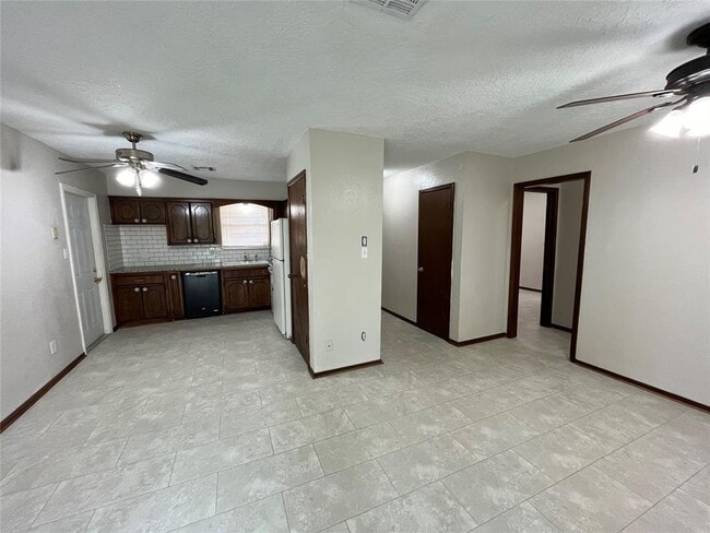 Building Photo - 1505 Kingston Rd