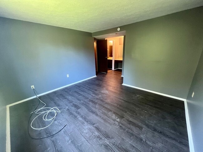 Building Photo - Newly Updated! - 2 Bedrooms 1 Bathroom - Hopewell Township