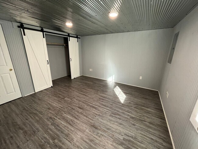 Building Photo - 1/1 Tinyhouse Cabin in Southside