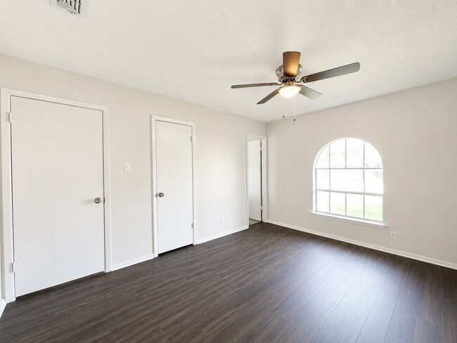 Building Photo - Gorgeous 3/2 recently renovated in homey neighborhood