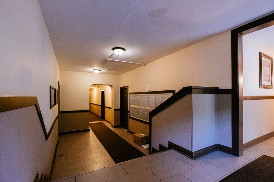Building Photo - 514 W Melrose