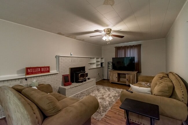 Building Photo - 3 Bedroom 2 Bath Home Walking Distance to Campus!