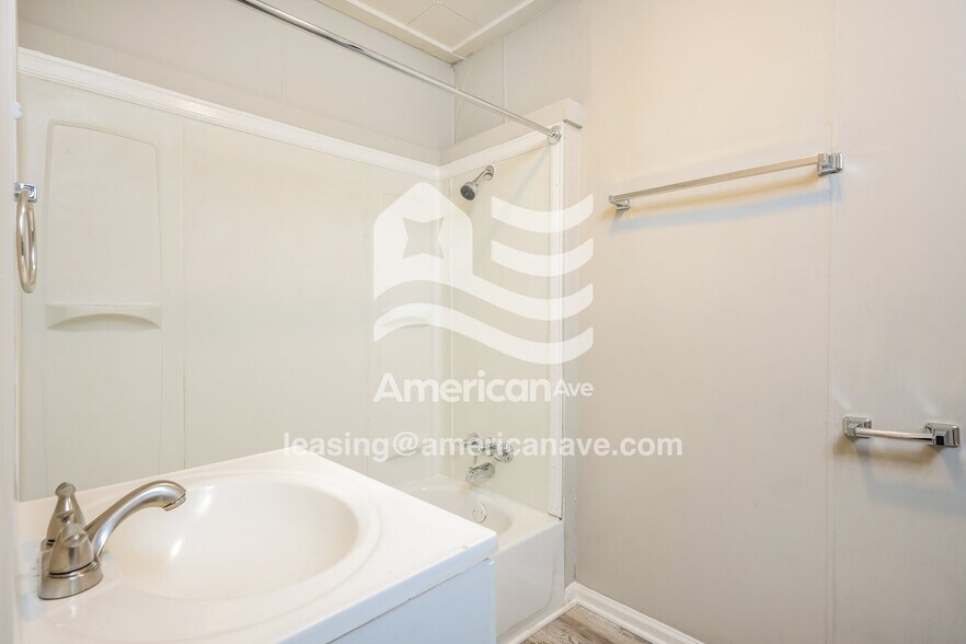 Building Photo - 2109 14th Ct