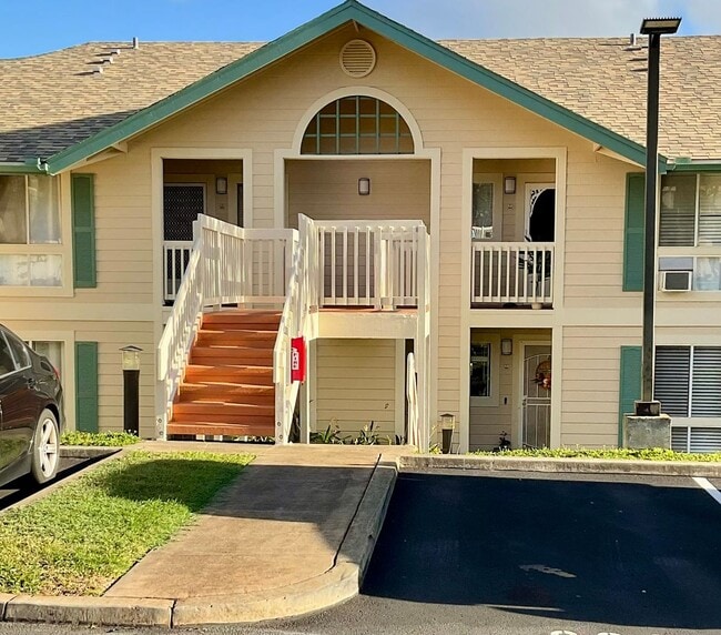 Building Photo - 2 bed 2 bath, Private yard, 2 parking stalls