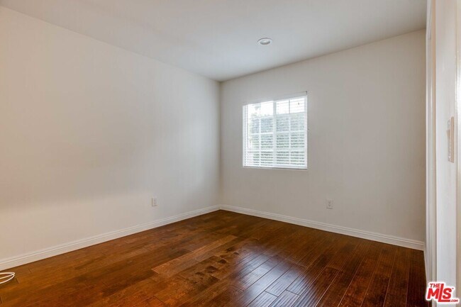 Building Photo - 4848 Oakwood Ave