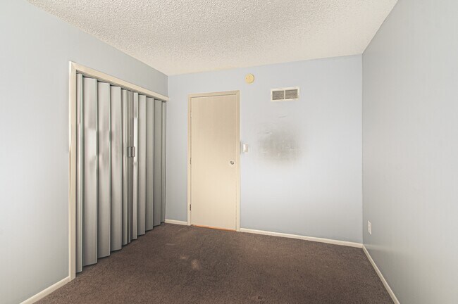 Building Photo - 8709 E 109 Terrace
