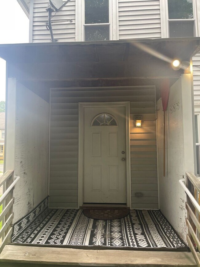 Building Photo - Spacious, two-story 3-bedroom apartment in Adams!