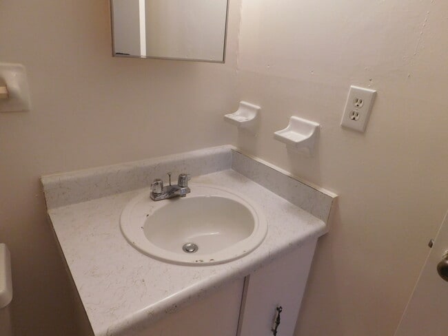 Building Photo - GREAT DUPLEX AVAILABLE NOW