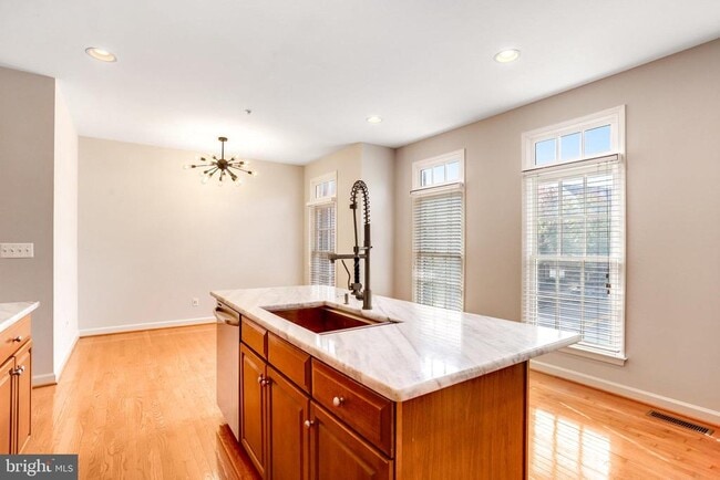 Building Photo - 213 Oak Knoll Terrace