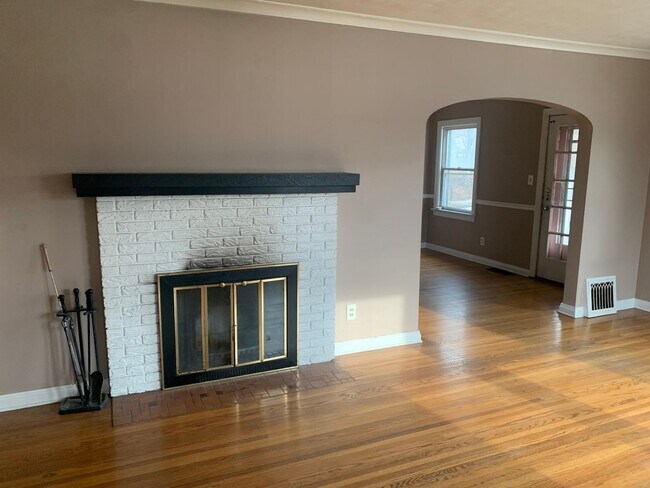 Building Photo - 4-bedroom house for RENT