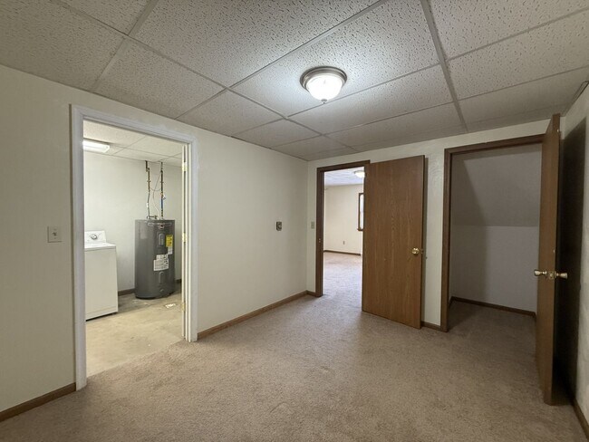 Building Photo - 305 Hill Dr