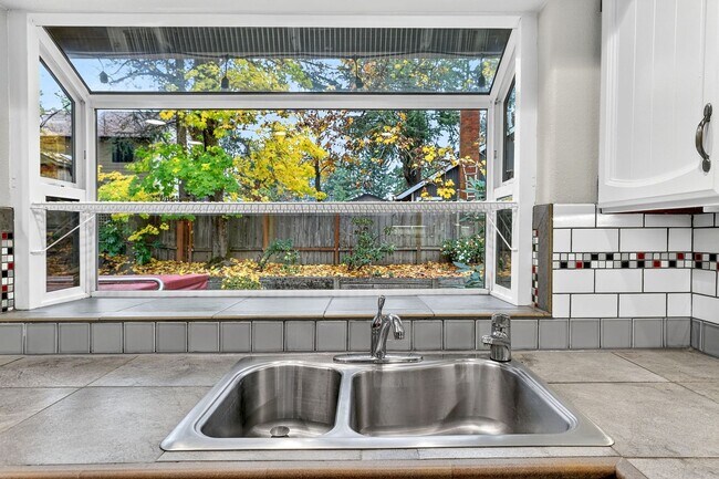 Building Photo - 13525 SW Roan Ct