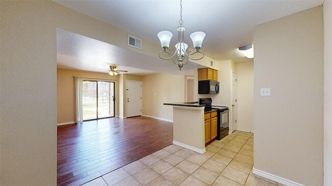 Building Photo - 904 University Oaks Blvd