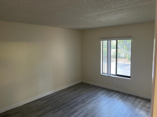 Building Photo - 203 Foxtail Dr
