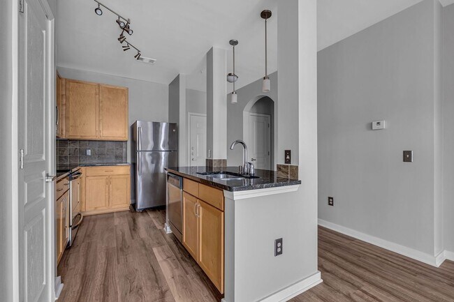 Building Photo - Awesome 1BE/1BA Condo in the heart of West End!