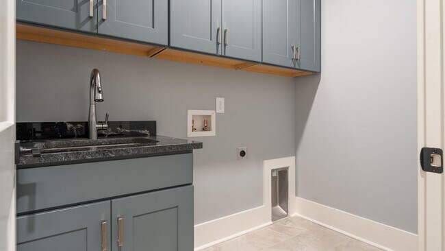 Building Photo - Nashville. Spotless & never been lived in 4BR/4.5BA home + separate office