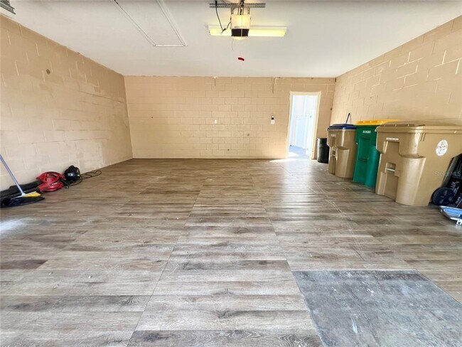 Building Photo - 7138 Five Oaks Dr