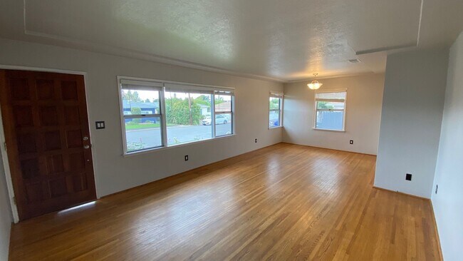 Building Photo - Large 3 bed 2 bath on 62nd!