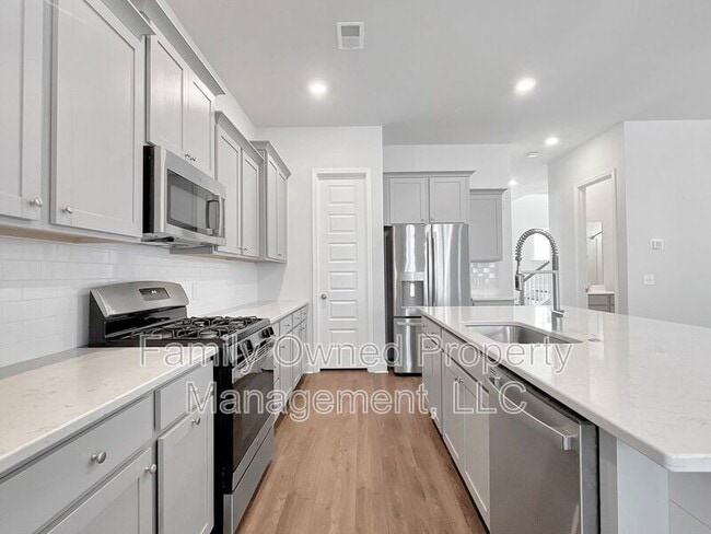 Building Photo - 420 W Respite Ln