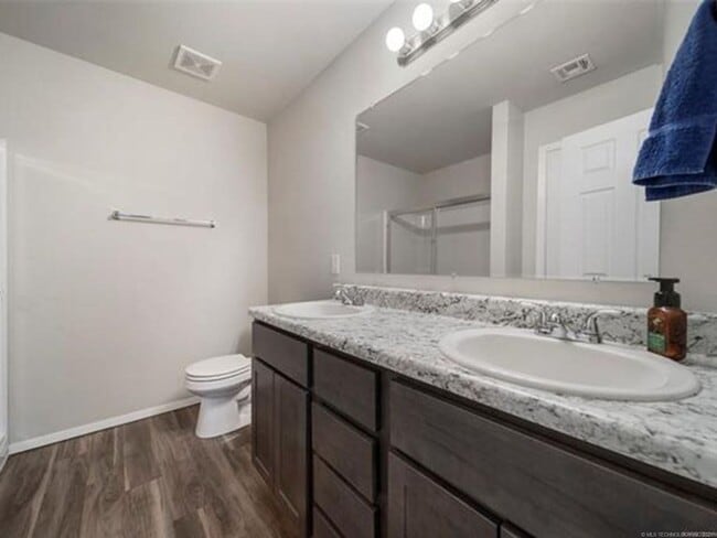Building Photo - Spacious 3 Bed 2 Bath Home with 2 car gara...
