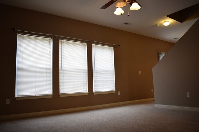 Building Photo - Large 2 story 3 bedroom 2 bathroom!