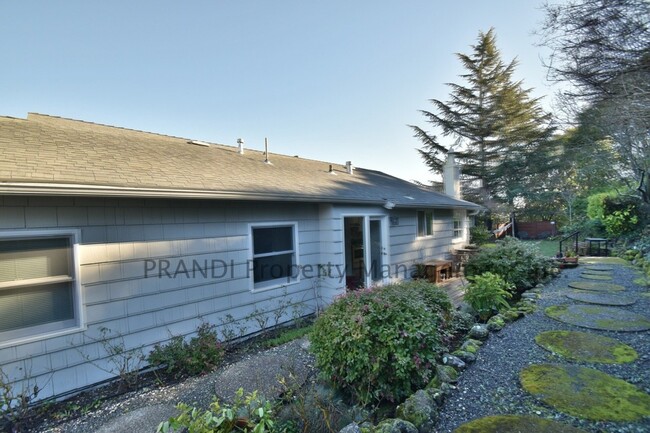 Building Photo - 3 Bedroom San Rafael home with views!