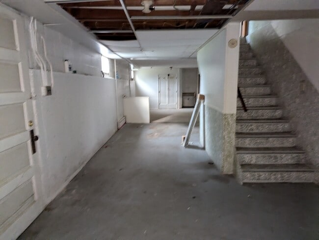 Building Photo - 219 W 79th St
