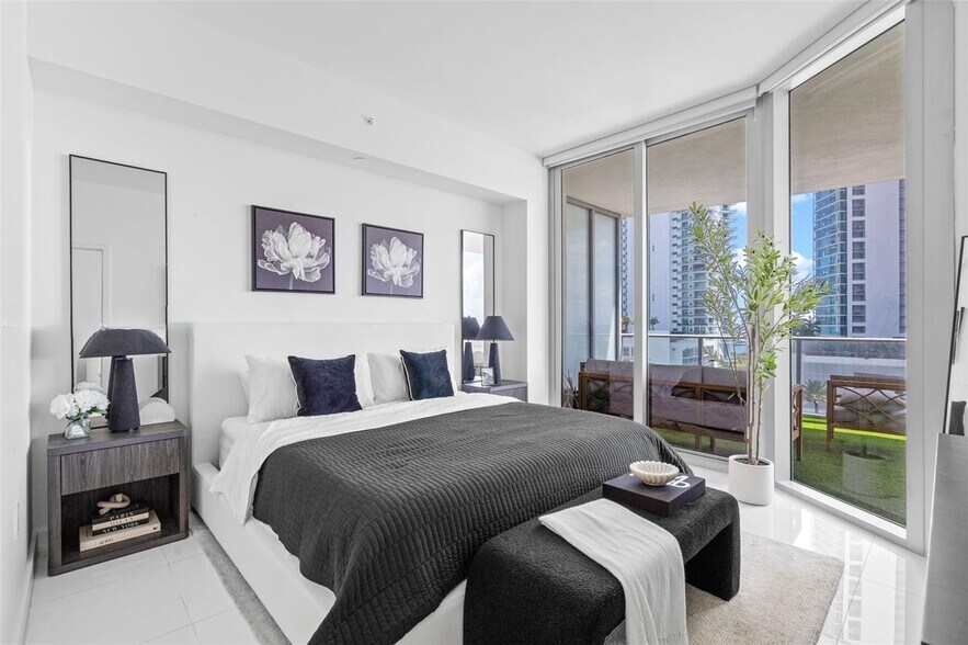 Building Photo - 851 NE 1st Ave