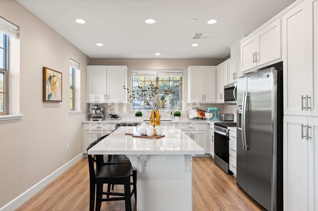 Building Photo - Modern 4-Bedroom Home with Garage in Martinez