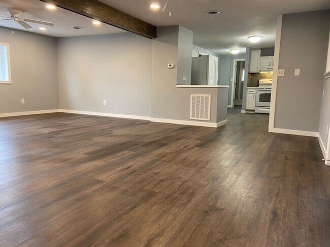 Building Photo - Single-Family Home in Hollister