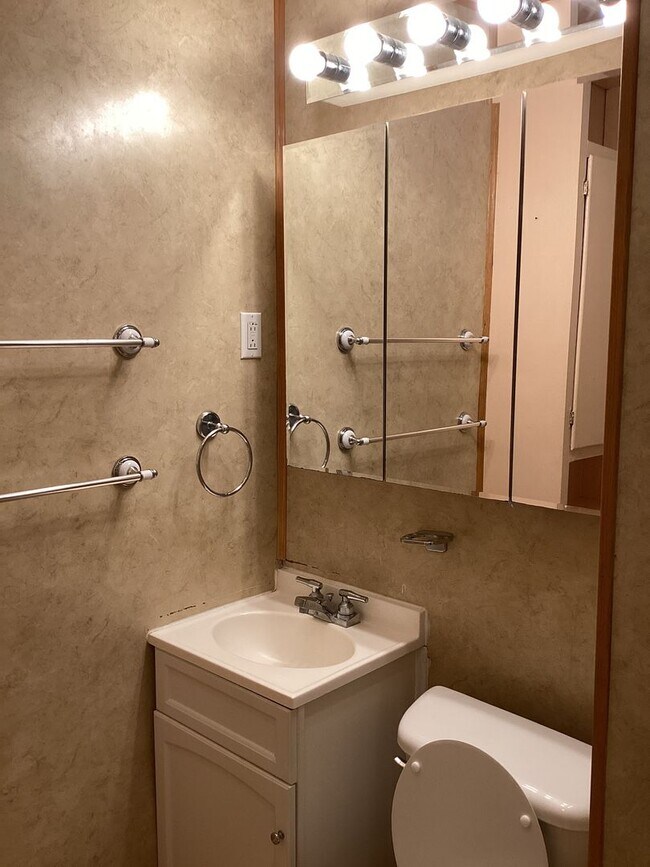 Building Photo - 3 Bed Du-Plex! Located in Portales, Close to ENMU!