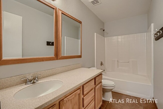 Building Photo - 3 bed 2 bath - Stainless Steel Appliances,...