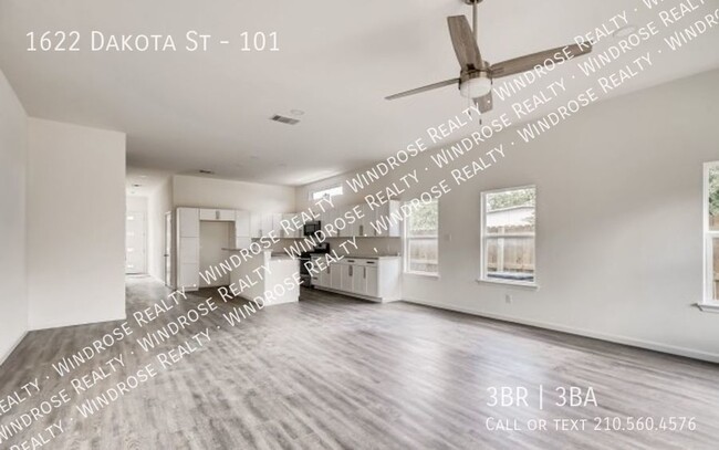 Building Photo - Beautiful Townhome!