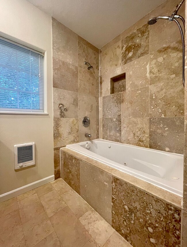 Building Photo - Spacious One Bedroom in Quiet 5 Plex with ...